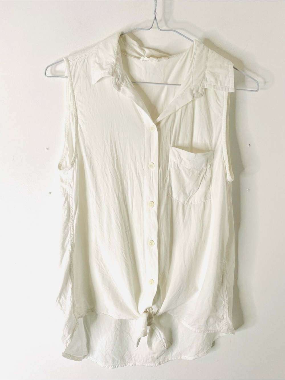 beachlunchlounge White Sleeveless Button Down Tie Front Shirt Blouse